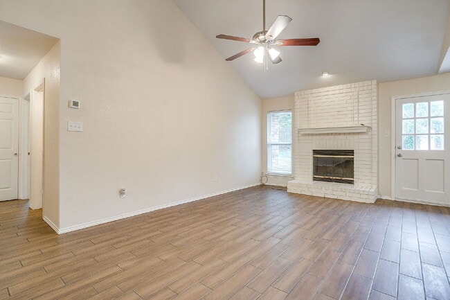Building Photo - Charming, updating 3 bedroom home in east Fort Worth