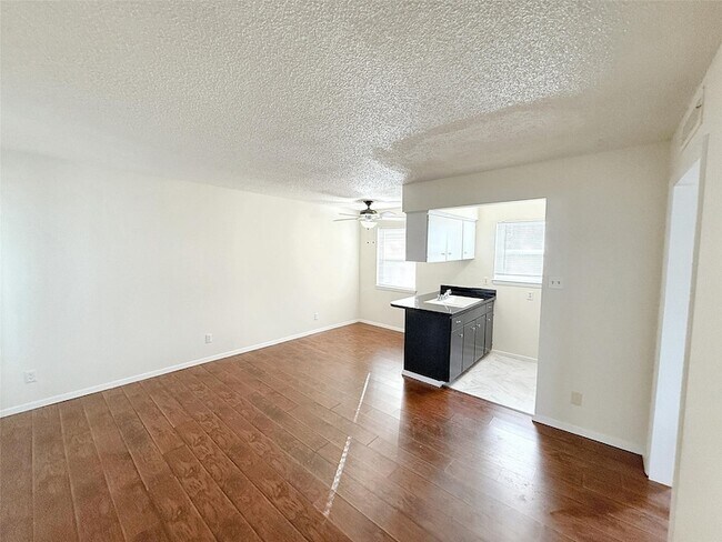 Building Photo - 4811 Live Oak St