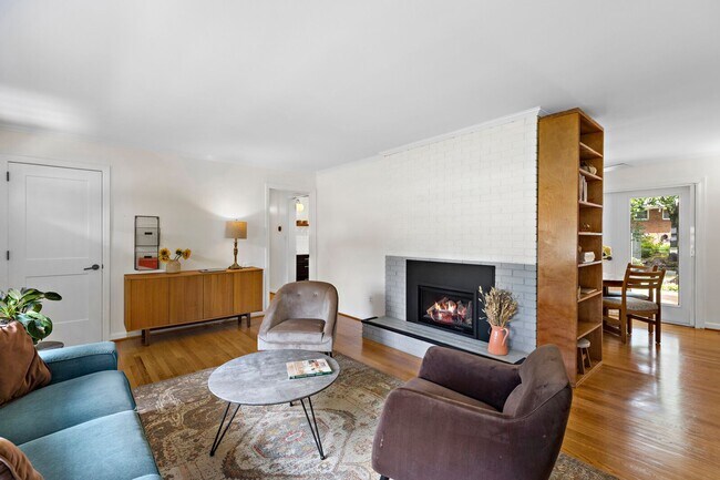 Building Photo - Fully Furnished Home, Short Term Leases Op...