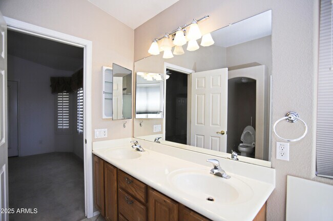 Building Photo - 4953 S Moss Dr