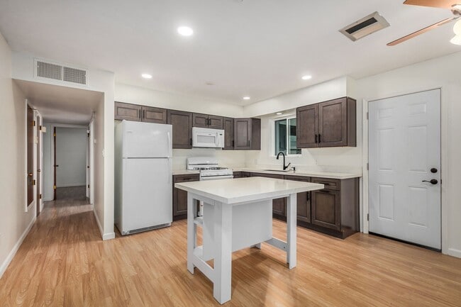 Building Photo - Charming Updated 3 Bed/2 Bath Home in North Central Phoenix