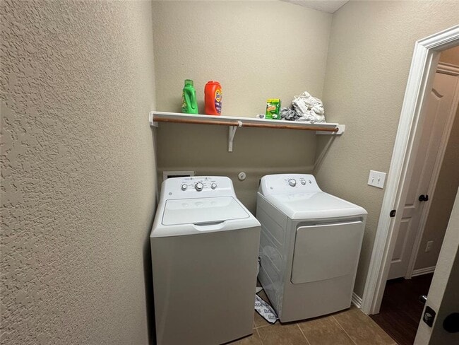 Building Photo - 273 Everglade Dr