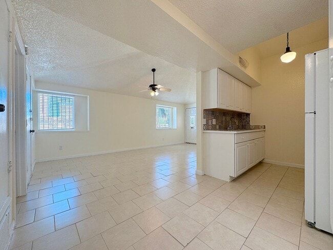 Building Photo - Refrig A/C 2bed/2bath Duplex with Bonus Room!