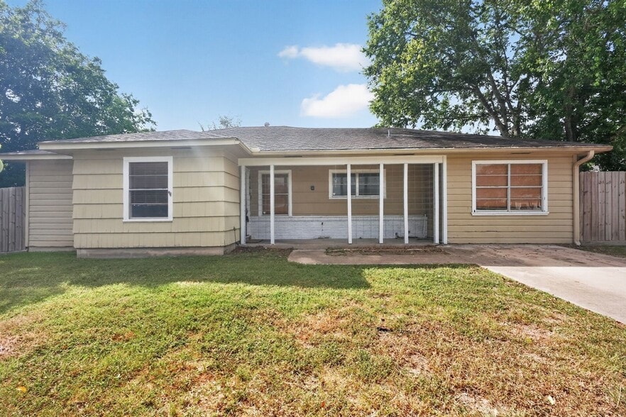 Building Photo - 725 Mary Lake Dr