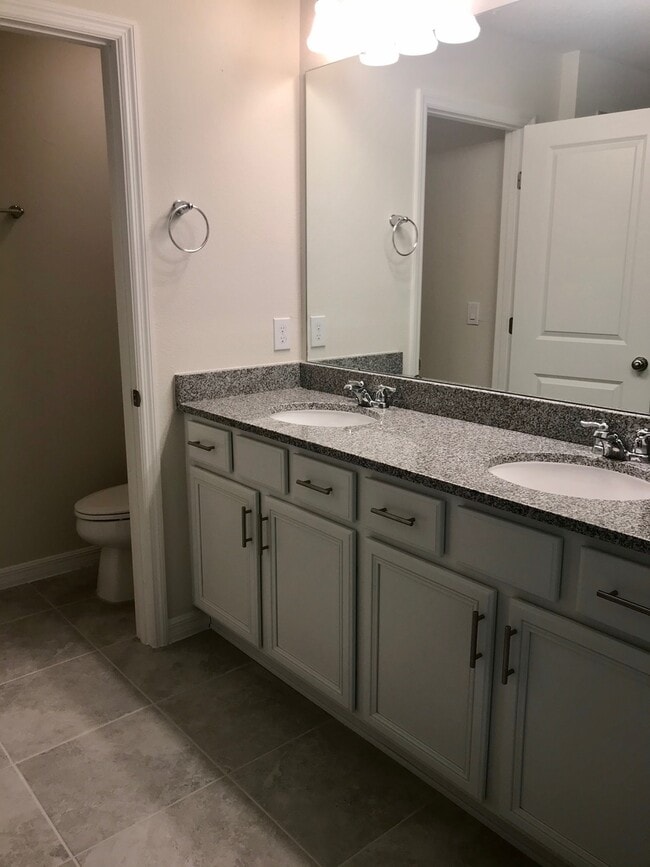 Building Photo - Energy Efficient 3/3 Townhome w/ 2 Car Gar...