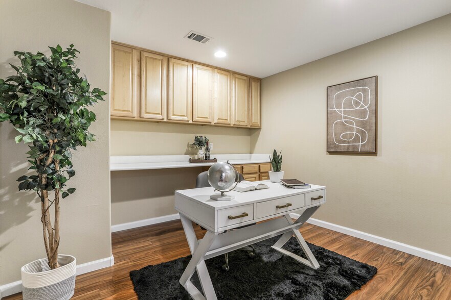 Building Photo - 690 Claridad Loop