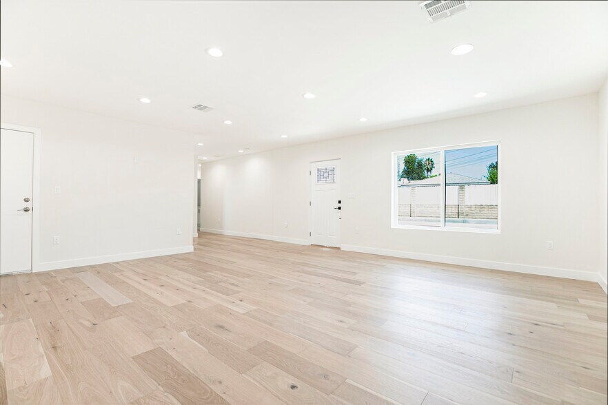 Building Photo - 10446 Woodley Ave