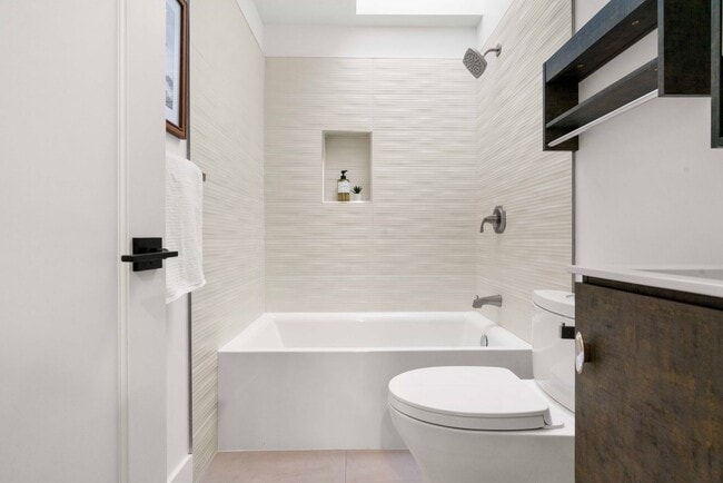 Building Photo - Updated and Modern 4 Bed + Office, 3.5 Bat...