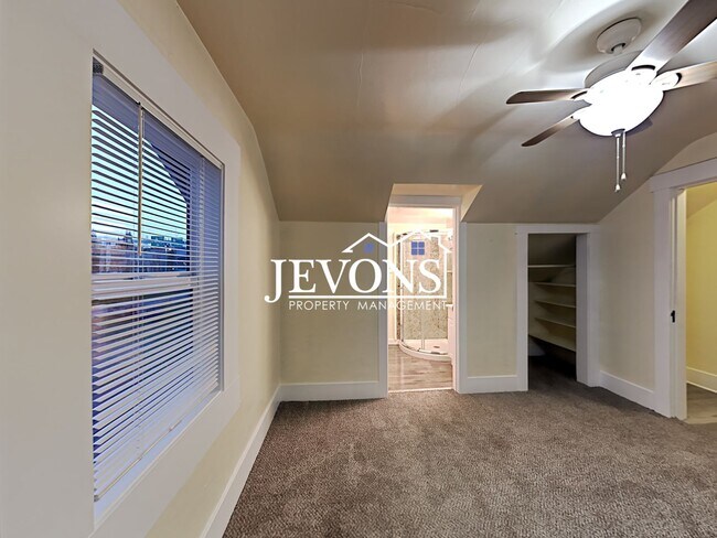 Building Photo - Make yourself at home in this apartment lo...
