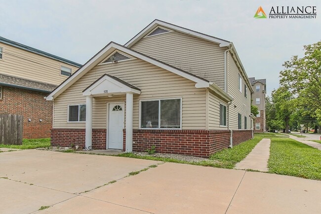 Primary Photo - 928 Moro St