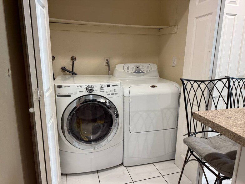 Building Photo - 21620 Burbank Blvd