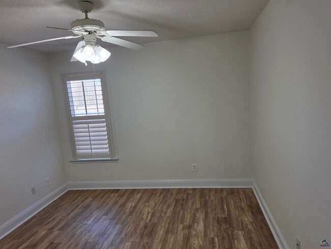 Building Photo - 604 Twelve Oaks Dr