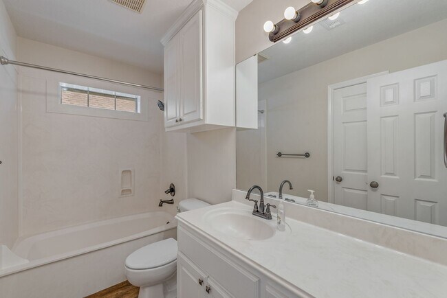 Building Photo - 3 Bed/ 2 Bath Home in Edelweiss Gartens Available for August Move In!