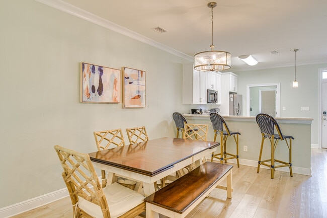 Building Photo - 13941 Del Rio Dr