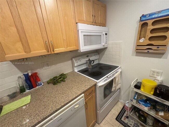 Building Photo - 3760 Inverrary Dr