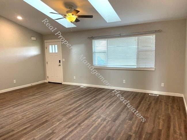 Building Photo - 3 Bedroom 2 Bath House For Rent