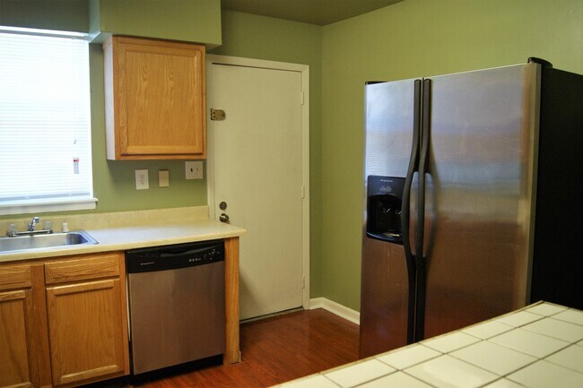 Building Photo - Charming 3 Bedroom/ 1 Bathroom Townhome in East Baltimore, MD!
