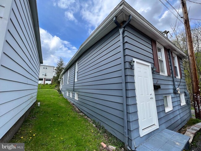 Building Photo - 448 Biddle St