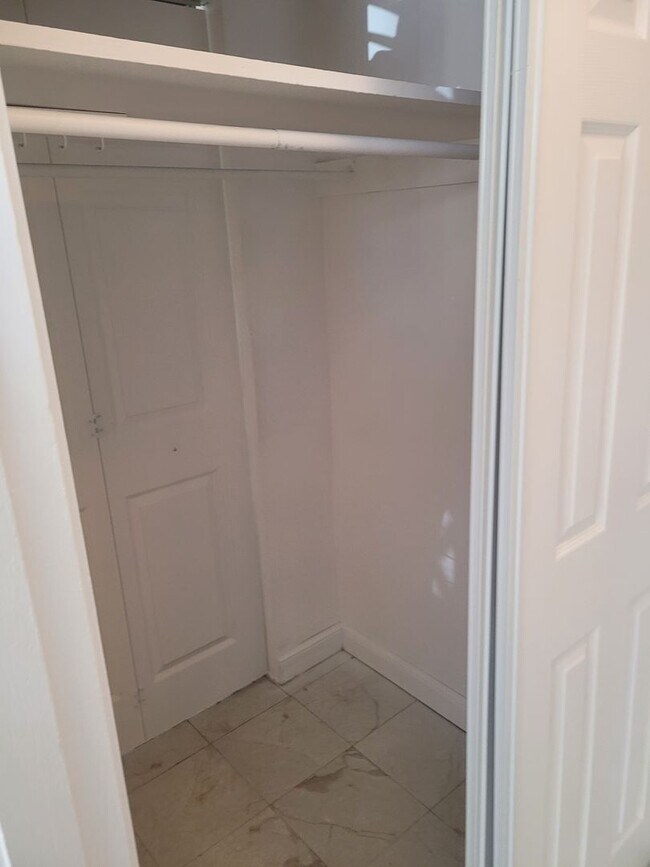 Building Photo - FOR RENT!!! BEAUTIFUL AND SPACIOUS 1 BED 1 BATH CONDO (MOVE IN SPECIAL)...