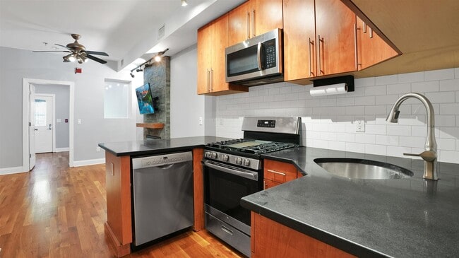 Building Photo - 717 Adams St