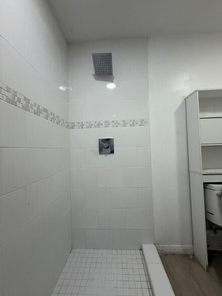 Building Photo - 502 W 9th St