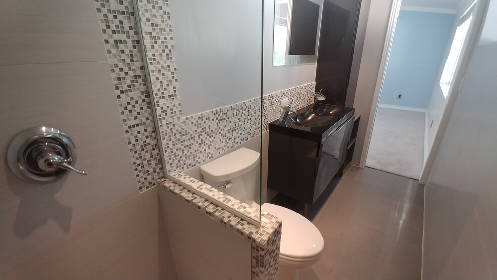 Master Bathroom - 539 Mallard Cir W