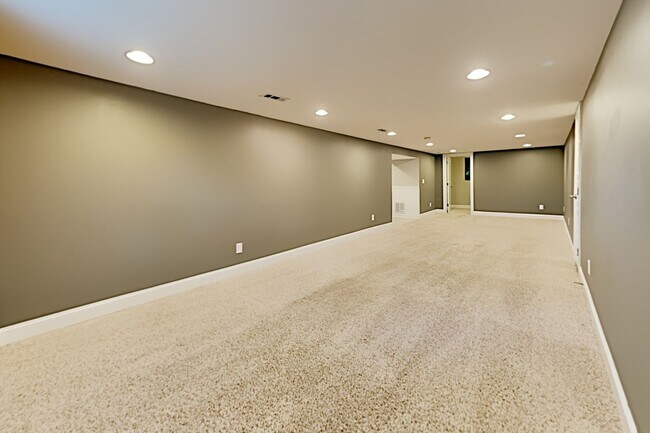 Building Photo - 534 Whispering Hills Dr