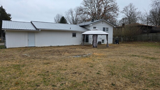 Building Photo - 3 Bedroom 2.5 Bathroom home with a Fenced ...