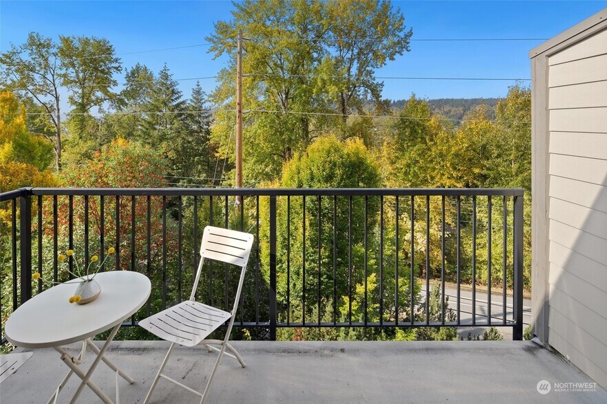 Nice Size patio/Balcony - 4100 Lake Washington Blvd N