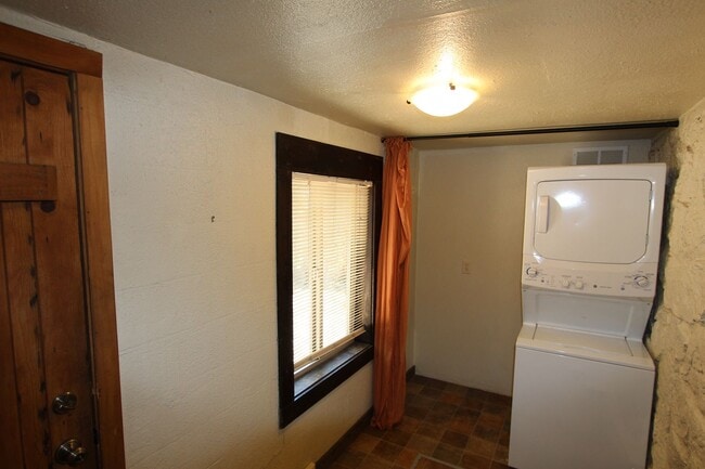 Building Photo - Charming Single-Story Home Near NAU | Fenced Yard + Fireplace