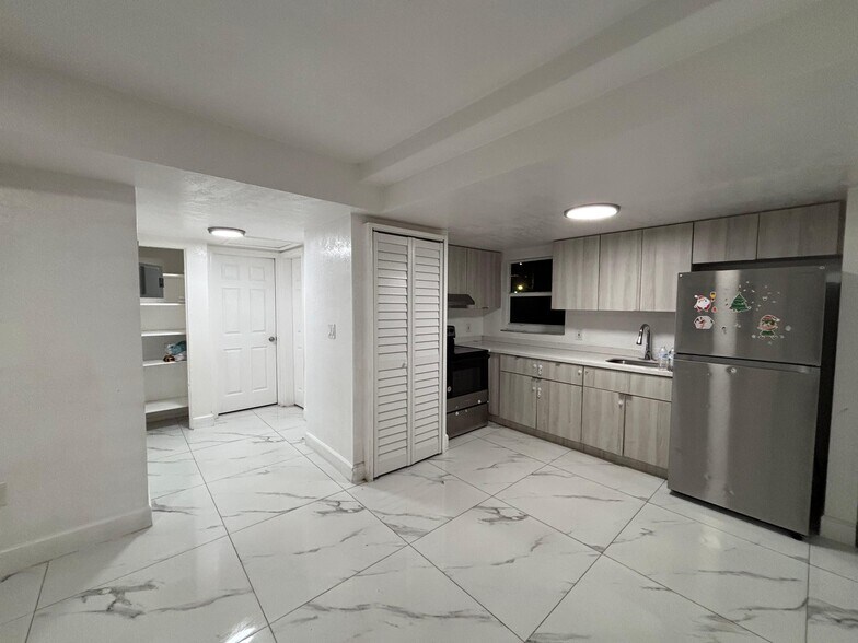 Building Photo - 431 N East Ave