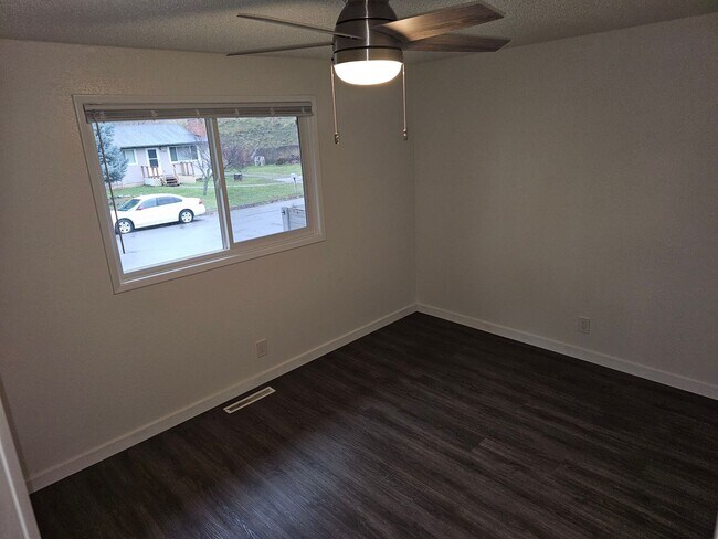 Building Photo - Beautiful Renovated 4 bedroom home For Ren...