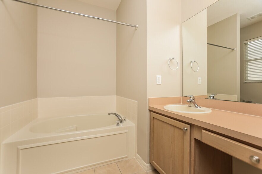 Building Photo - 233 Bluff Pass Dr