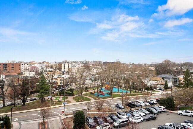 Building Photo - 320 Adolphus Ave