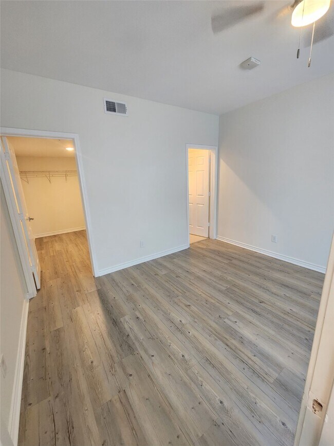 Building Photo - 2445 Shadow View Ln