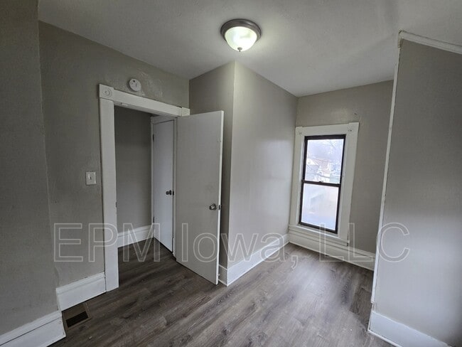 Building Photo - 214 Edwards St