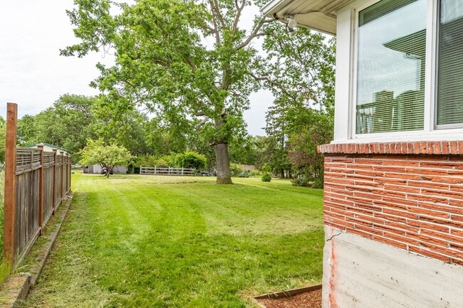 Building Photo - 3 Bedroom 2 Bath Home near Heart of Oak Ha...