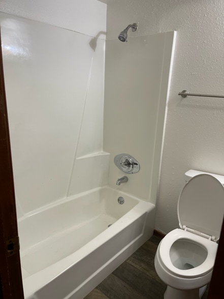 Main Bathroom - 908 Acacia Cir