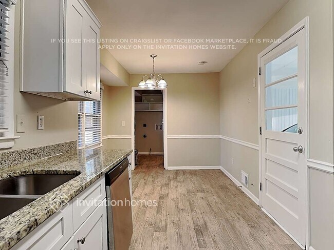 Building Photo - 686 Rollingwood Pl