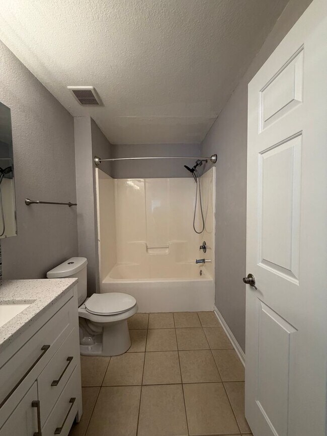 Building Photo - Newly Upgraded and Spacious 2B/2B Unfurnished Condo near Beach in Destin!