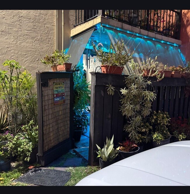 Building Photo - 10834 N Kendall Dr