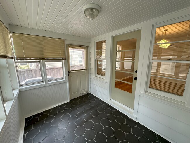 3 seasons room - 5819 Blueridge St