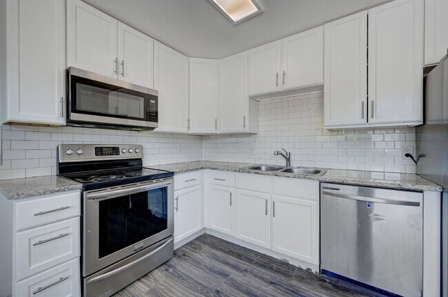 Building Photo - $2,900.00, 5 bed, 3 bath in Denver with Fi...