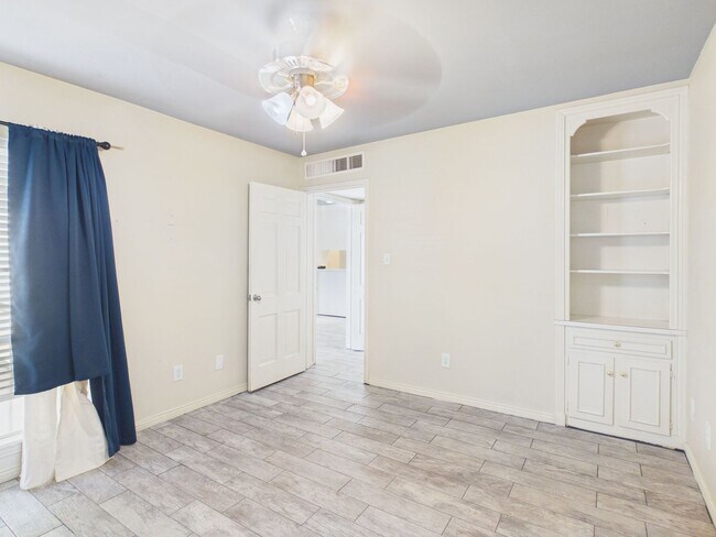 Building Photo - 1 bed/1 bath Condominium Ready for tenant!