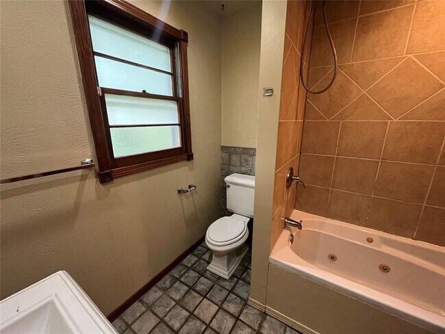 Building Photo - 511 Fleetwood Dr