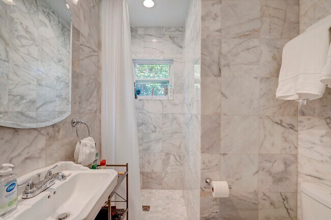 Building Photo - 411 26th St