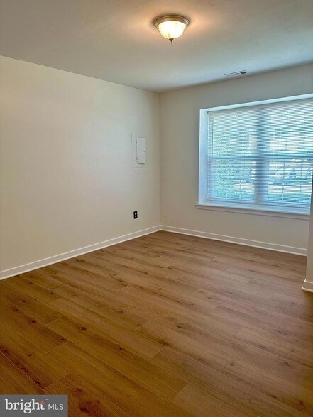 Building Photo - 743 Sedgewick Ct