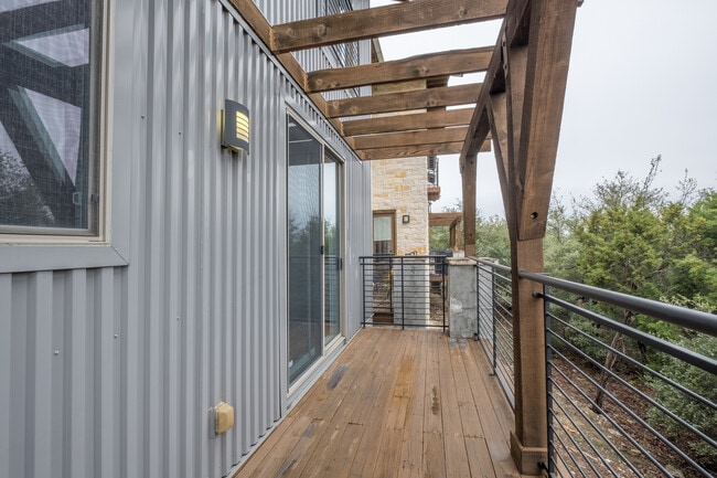 Building Photo - Beautiful 2 Bedroom, 2.5 Bath Townhome in Northwest Austin