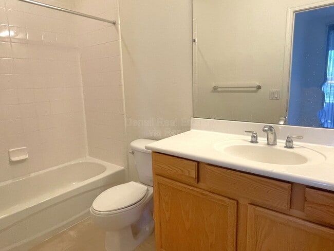 Building Photo - 955 E Knox Rd