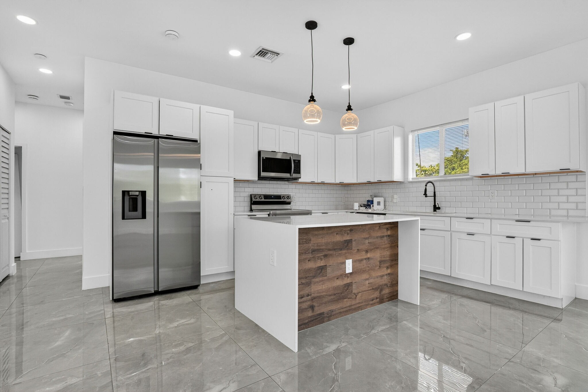 Building Photo - 655 NW 24th Ave